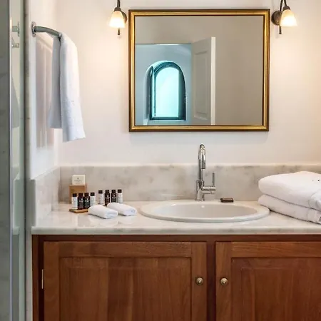 Chelidonia Luxury Oia (Santorini)